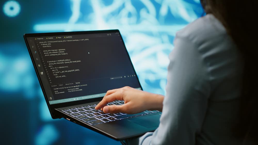 Centro de operaciones de TI con múltiples pantallas de monitoreo y alertas